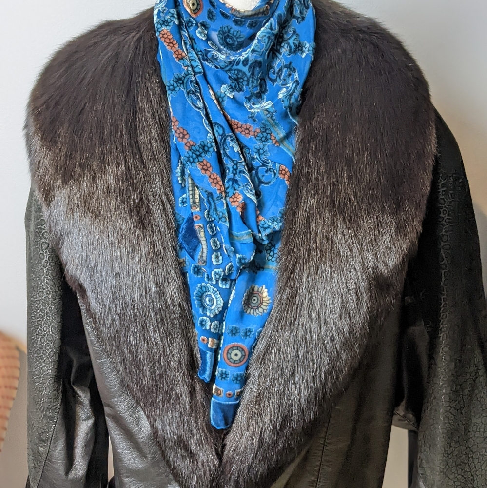 Vintage leather jacket with fur collar - Picture 11 of 16